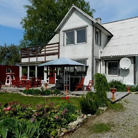 Farm stay Ouna Puhketalu